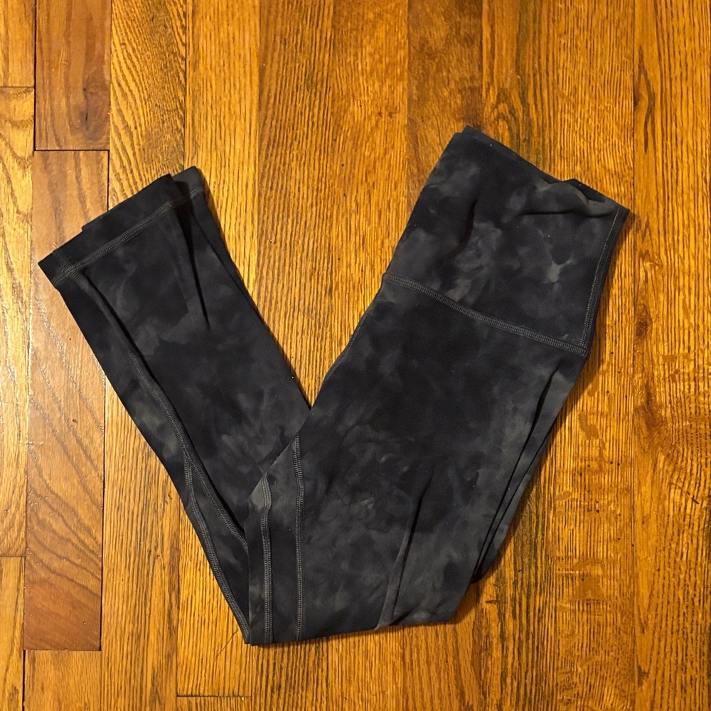 🎉Lululemon athletica Black Marble Print Cropped Leggings!